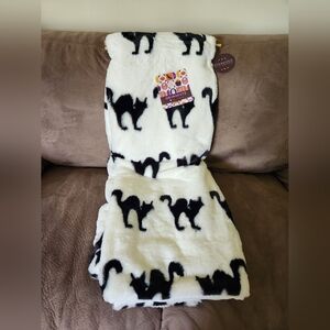 Novogratz Faux Fur Halloween Black Cat Blanket NWT 50"x70"